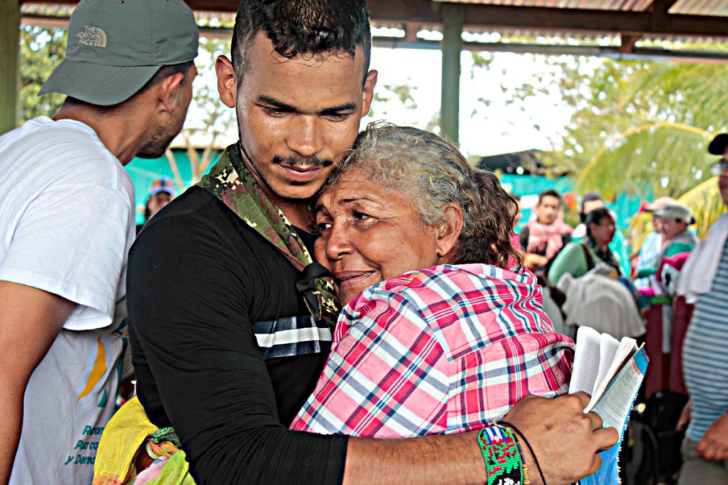 Mãe reencontra filho nas fileiras das FARC-EP. (Foto: Mariana Ghirello / Brasil de Fato / Revista Opera)