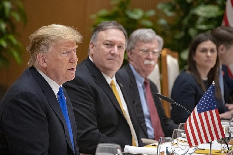 800px-Secretary_Pompeo_Joins_President_Trump_for_a_Working_Lunch_with_Vietnamese_Prime_Minister_Nguyen_Xuan_Phuc_40260746753