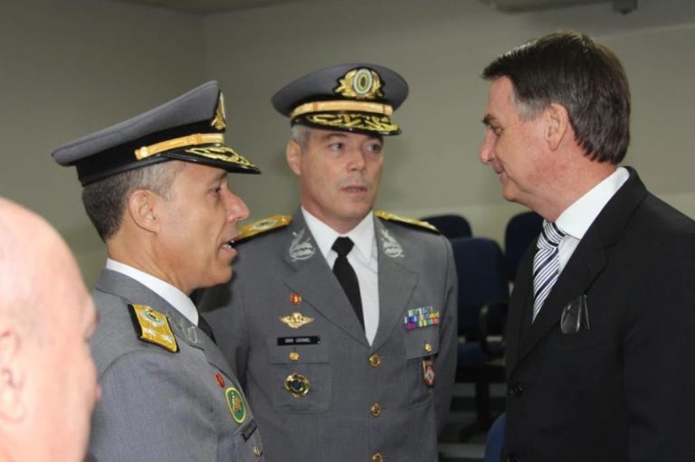 Foro1_O-presentinho-do-general-Villas-Boas-para-Bolsonaro-o-diploma-do-Exercito