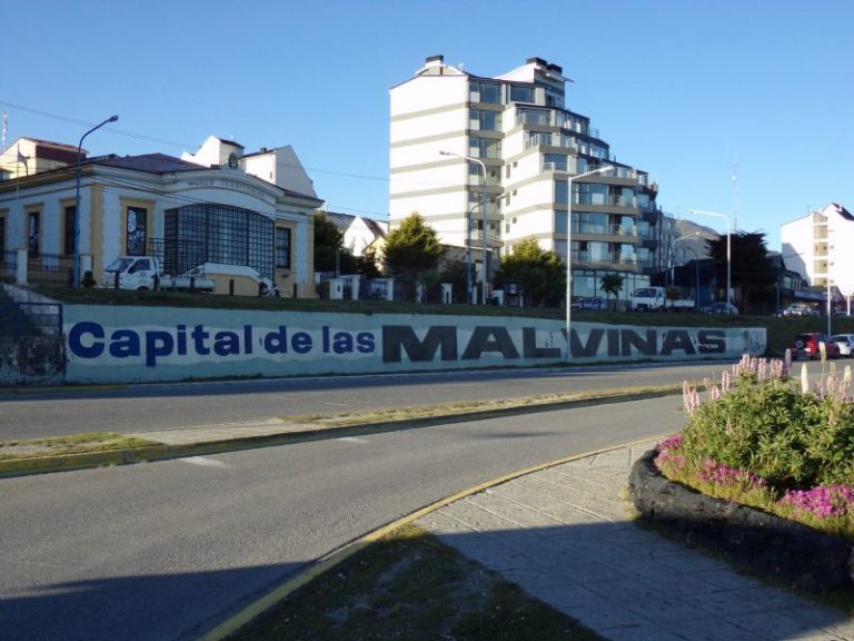 Ushuaia_capital_de_las_Malvinas_Argentina-scaled-e1579207288997