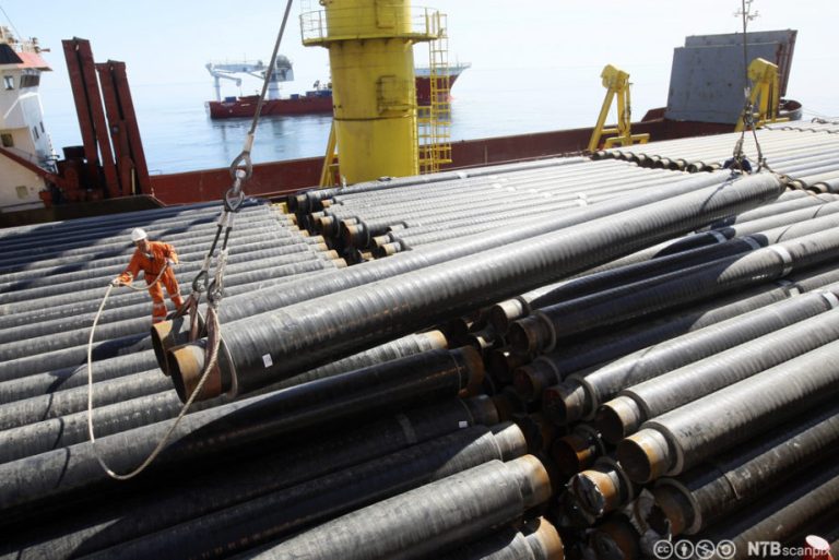 Laying offshore gas pipes, Russia