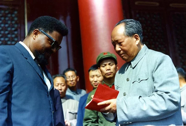 Robert F. Williams recebe uma cópia do Livro Vermelho autografada por Mao Zedong, em 1 de outubro de 1966. (Foto: Meng Zhaorui / People's Literature Publishing House)