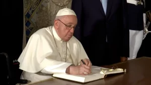 Papa Francisco assina livro de visitantes do Palácio de Belém, em Portugal, durante o Dia Mundial da Juventude de 2023. (Foto: Agência Lusa / Youtube / Wikimedia Commons)