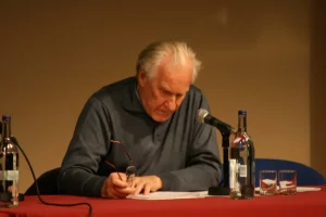 O filósofo marroquino Alain Badiou durante a conferência "sobre a ideia do comunismo", em março de 2009, em Londres. (Foto: Michael Allen / Flickr)