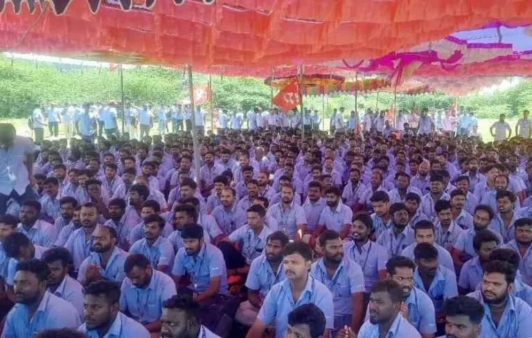 Trabalhadores da Samsung em Tamil Nadu, na Índia, durante greve de 37 dias contra práticas antissindicais da empresa e pelo reconhecimento legal de seu sindicato. (Foto: CITU - Centre of Indian Trade Unions)