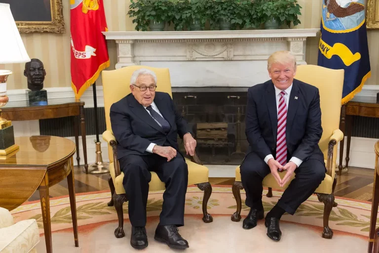 O presidente dos EUA, Donald Trump, com o ex-Conselheiro de Segurança Nacional e Secretário de Estado Henry Kissinger, em maio de 2017. (Foto: White House / Shealah Craighead)