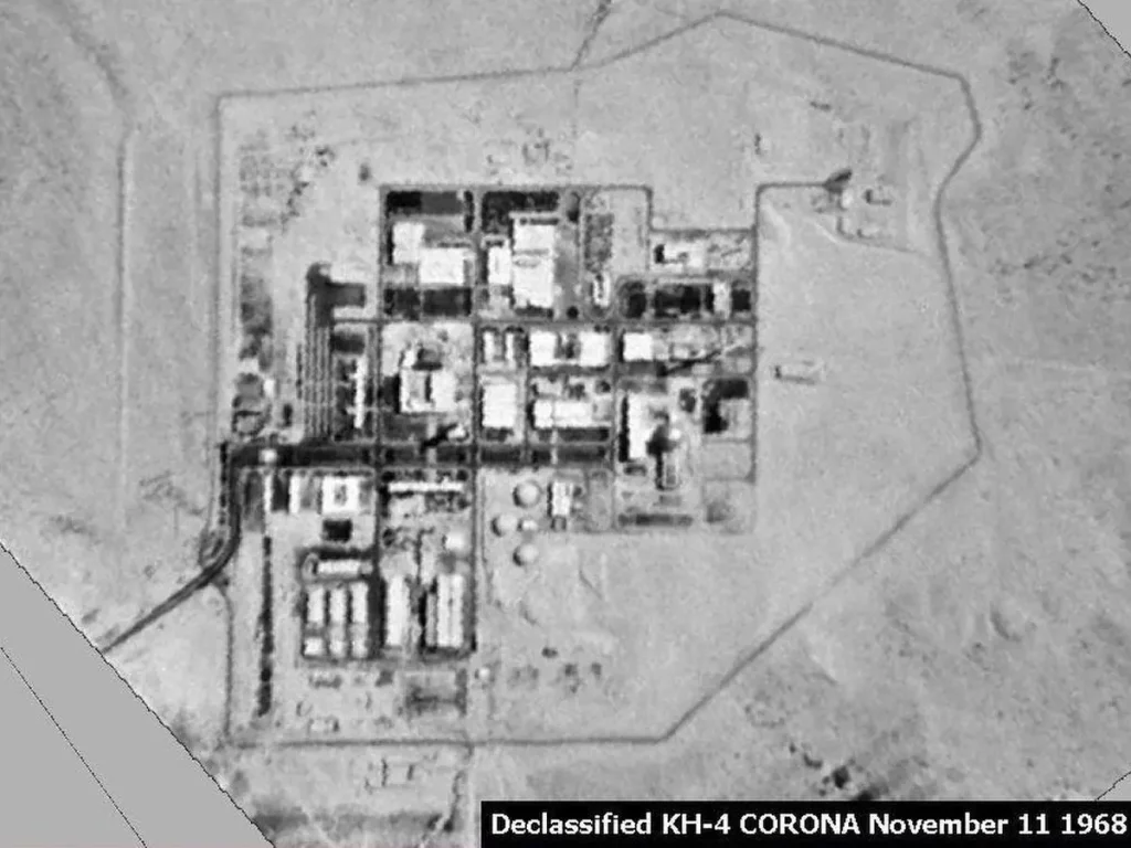 O Centro de Pesquisa Nuclear Negev, em Dimona, fotografado pelo satélite de reconhecimento norte-americano KH-4 CORONA, em 11/11/1968. (Foto: Wikimedia Commons)