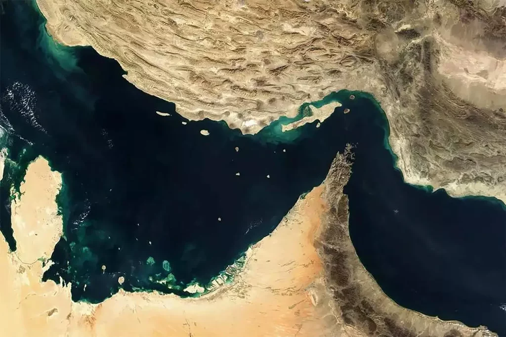 Imagem de satélite do Estreito de Ormuz, região responsável pelo fluxo de 20% do petróleo global. (Foto: NASA / Domínio Público)