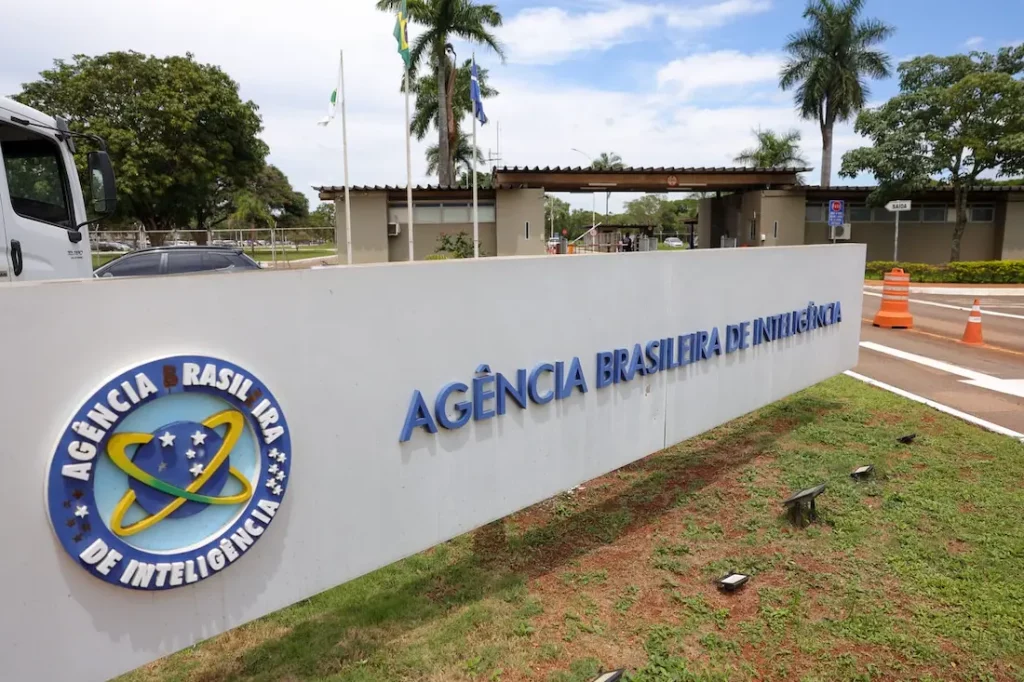 O caso da “Abin Paralela” revela um complexo esquema de espionagem ilegal que se desenrolou durante o governo Bolsonaro, utilizando a Agência Brasileira de Inteligência (Abin) para fins políticos e pessoais. (Foto: Fabio Rodrigues-Pozzebom/ Agência Brasil)