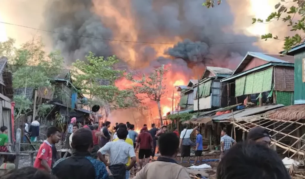 Vilarejo de Kyauktaw, no estado de Rakhine, após bombardeio pela Força Aérea do Mianmar (MAF) em 12 de janeiro de 2025. (Foto: Chun Nrein/MPA/Wikimedia Commons)