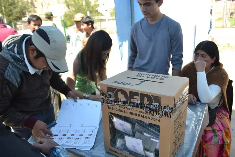 Centro de votação em Bolognia, La Paz, Bolívia, nas eleições de 2014. (Foto: Pablo Andrés Rivero / Flickr)