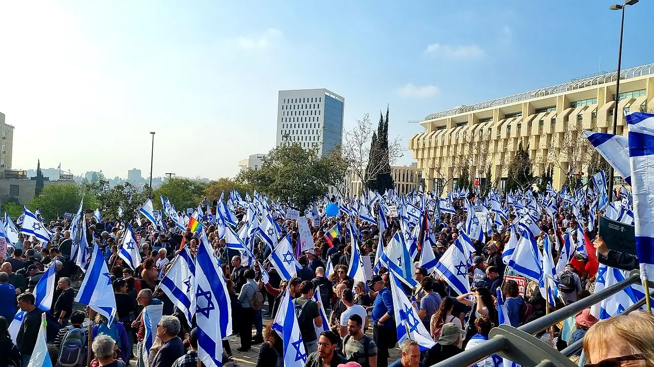 Protestos em Israel em fevereiro de 2023 contra Netanyahu. (Foto: Hanay / Wikimedia Commons)
