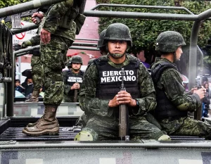 Soldados do Exército mexicano durante desfile do Dia da Independência do México, em setembro de 2013. (Foto: © Tomas Castelazo, www.tomascastelazo.com / Wikimedia Commons / CC BY-SA 3.0)
