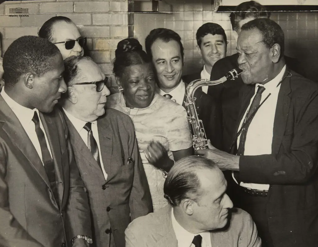 Djalma Santos, Clementina de Jesus, João Havelange (sentado) e Pixinguinha. Churrascaria Tijucana, Rio de Janeiro, 1968. (Foto: Arquivo Nacional/Fundo Correio da Manhã)