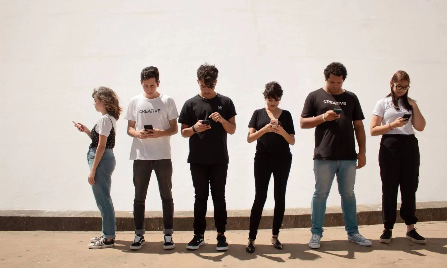 O êxito das redes, inclusive ao criar dependência dos usuários, é devido à emoção. Quanto mais emoção, mais adesão que, segundo Freud, gera sintomas neuróticos. Resulta de pulsões inconscientes, muitas vezes agressivas ou, como salienta Melanie Klein, esquizoparanóide. (Foto: Creative Christians / Unsplash)