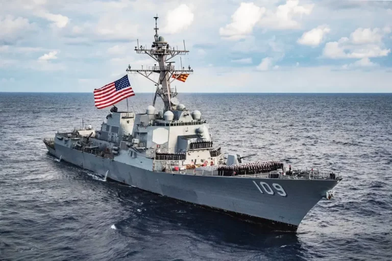 O destróier USS Jason Dunham, parte da frota dirigida por Trump à costa da Venezuela. (Foto: Jonathan Clay / U.S Navy)