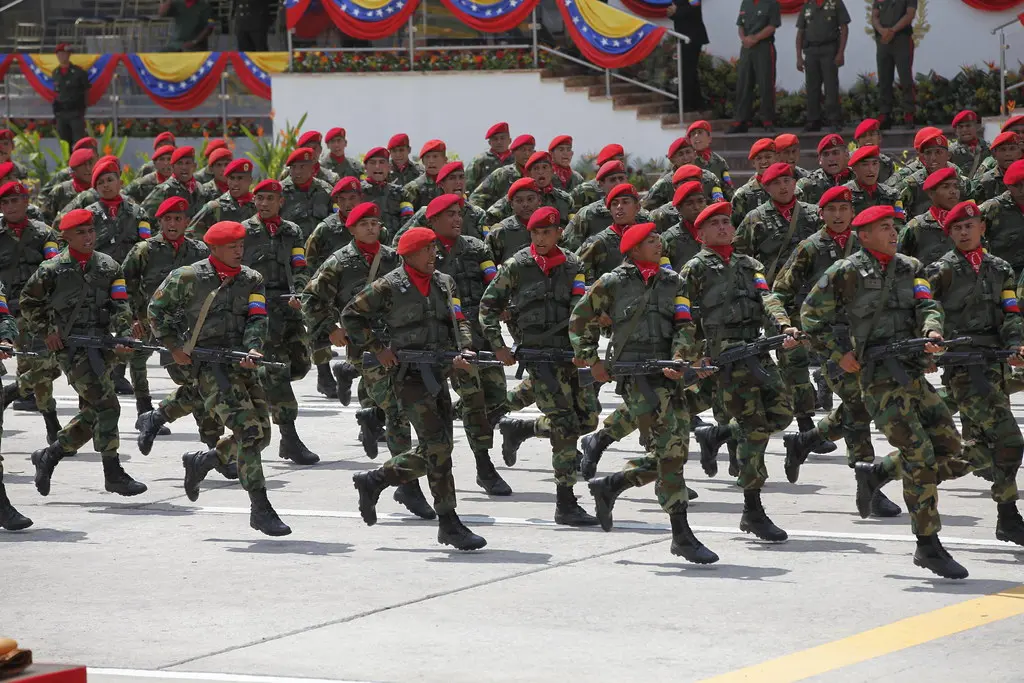 Membros das Forças Armadas da Venezuela durante desfile militar pela morte do ex-presidente Hugo Chávez, em março de 2014. (Foto: Xavier Granja Cedeño / Cancilleria Ecuador)