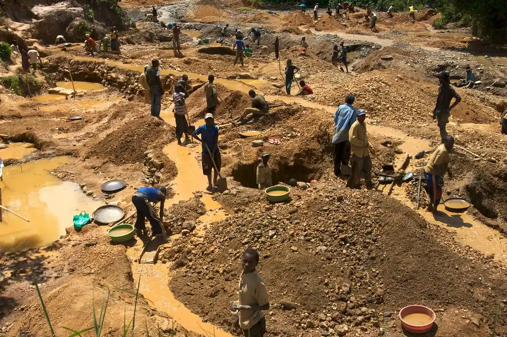 Crianças trabalham com mineração no leste da República Democrática do Congo, em 2010. (Foto: Sasha Lezhnev / Enough Project / Flickr)