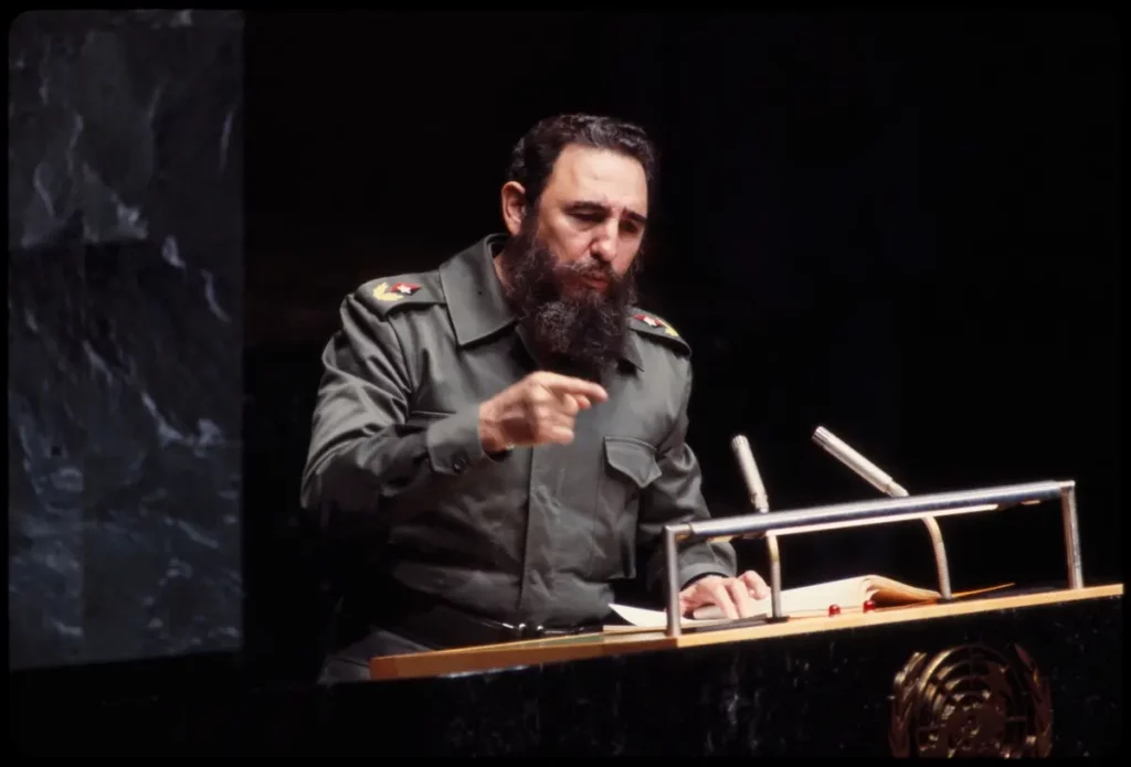 Fidel Castro discursando na Organização das Nações Unidas, Nova Iorque. (Foto: Bernard Gotfryd / Domínio Público)