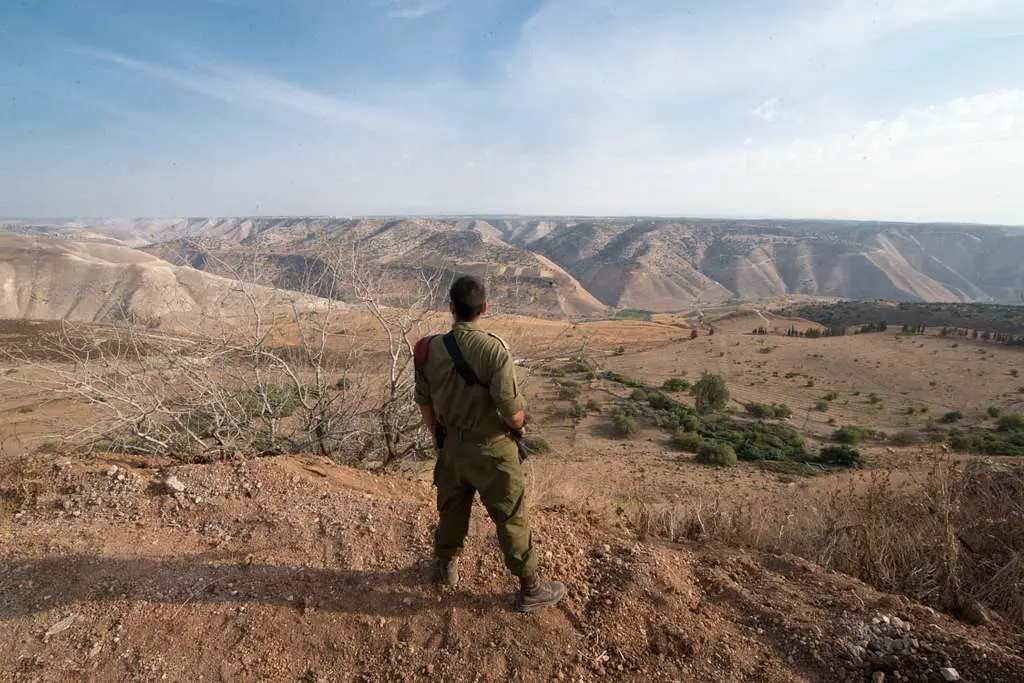 Soldado israelense olha as fronteiras da Síria e Jordânia a partir dos territórios das Colinas de Golã ocupadas por Israel. 18/10/2015. (Foto: D. Myles Cullen / DoD)