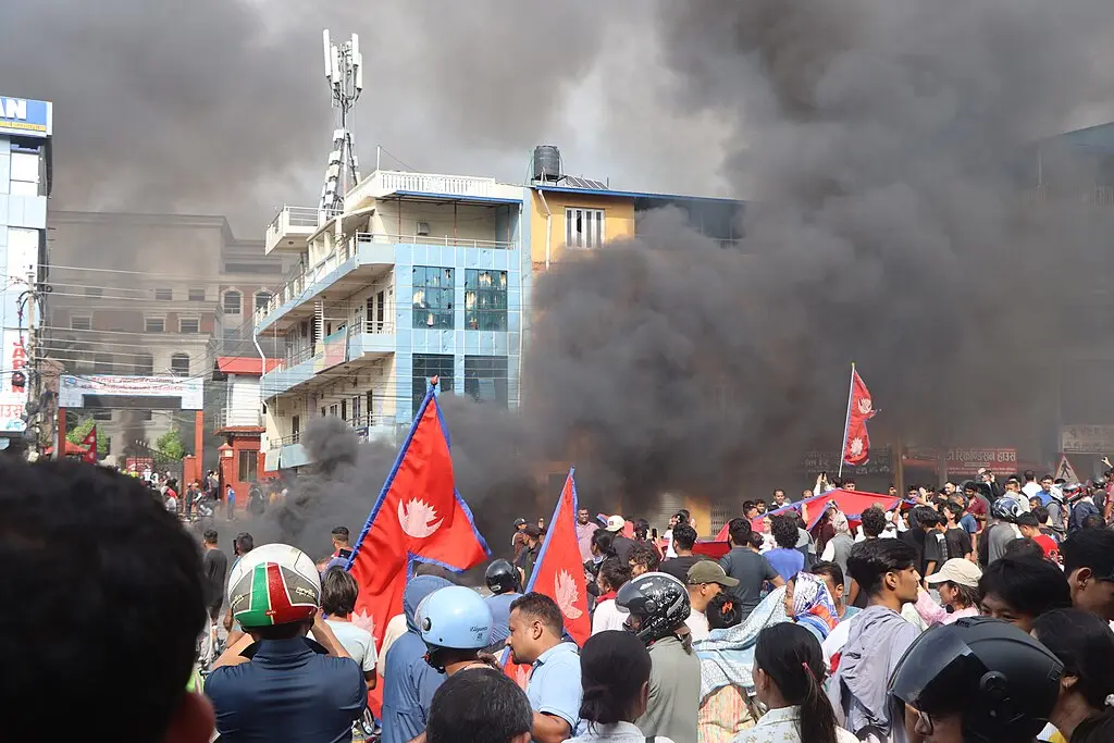 Manifestação no Nepal em 9 de setembro de 2025. (Foto: हिमाल सुवेदी / Wikimedia Commons)