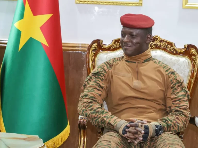 A “independência formal” dos estados do Sahel da década de 1960 foi uma fachada para continuar a dominação francesa, mantida por meio do franco CFA e de uma rede de pactos de defesa. (Foto: Présidence du Faso / Facebook / Reprodução)