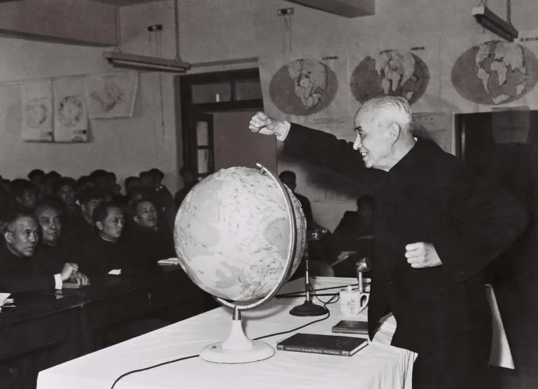 Li Ssu-Kuang, o geólogo vermelho, dá aulas na Academia Chinesa de Ciências Geológicas. (Foto: Xinhua)