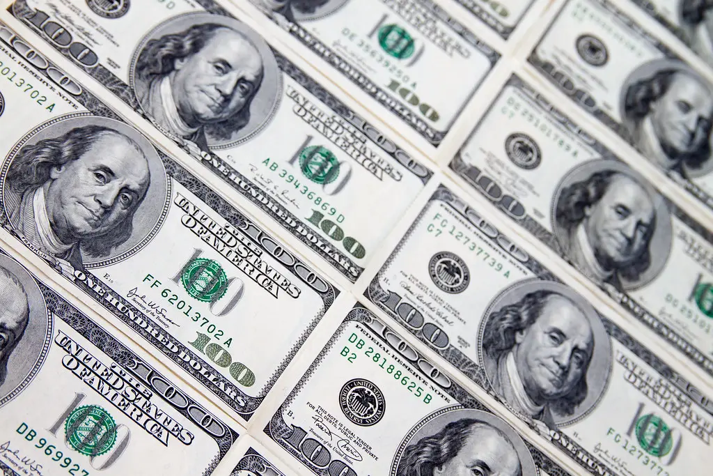 O padrão-ouro, que garantia que cada dólar pudesse ser trocado por uma quantidade fixa de metal precioso, foi deixado para trás. Desde então, o dólar tem sido sustentado exclusivamente pela “confiança” na economia dos Estados Unidos e pelo poder político e militar que a respalda. (Foto: Ervins Strauhmanis / Flickr)