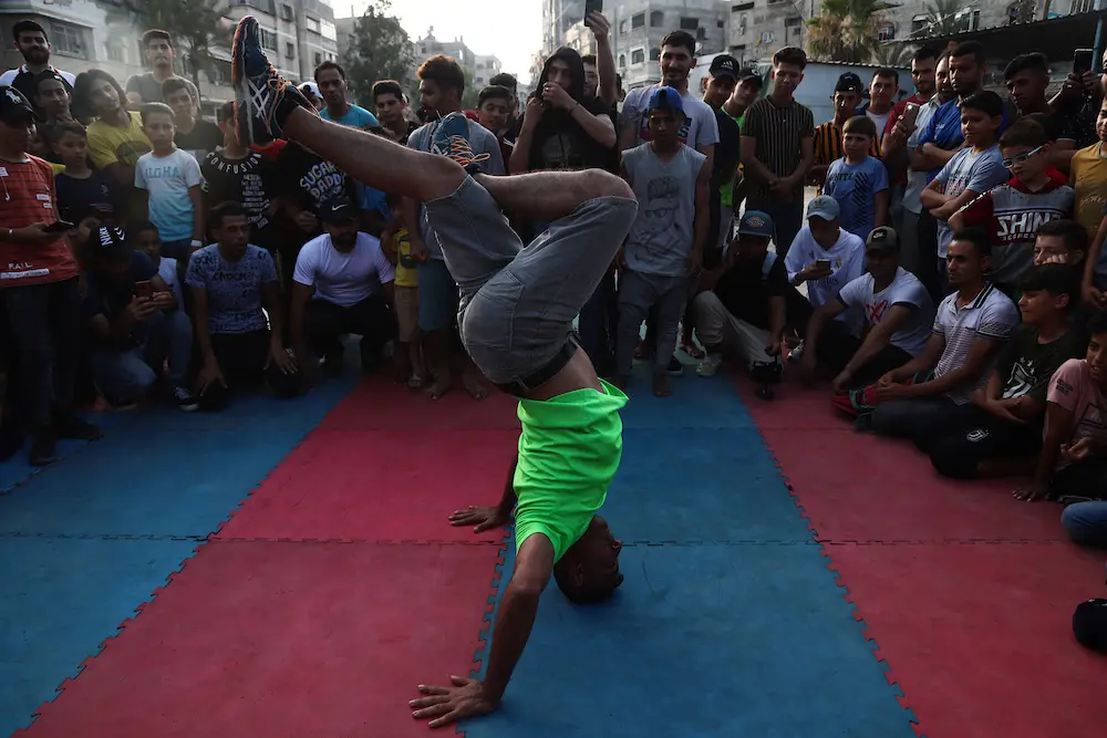 Palestinos dançam break na cidade de Gaza, em 25 de junho de 2021. (Foto: Naaman Omar / apaimages)