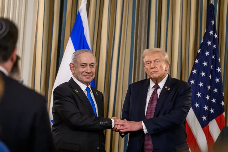 O presidente dos EUA, Donald Trump, e o primeiro-ministro de Israel, Benjamin Netanyahu, apertam as mãos após coletiva de imprensa conjunta para anunciar o plano de paz dos EUA para Gaza. 29 de setembro de 2025. (Foto: Joyce N. Boghosian / White House)