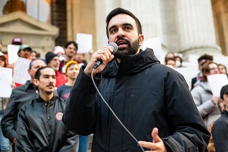 Zohran Mamdani, eleito prefeito de Nova York, durante o ato "Resistir ao Fascismo" em outubro de 2024. (Foto: Bingjiefu He / Wikimedia Commons)