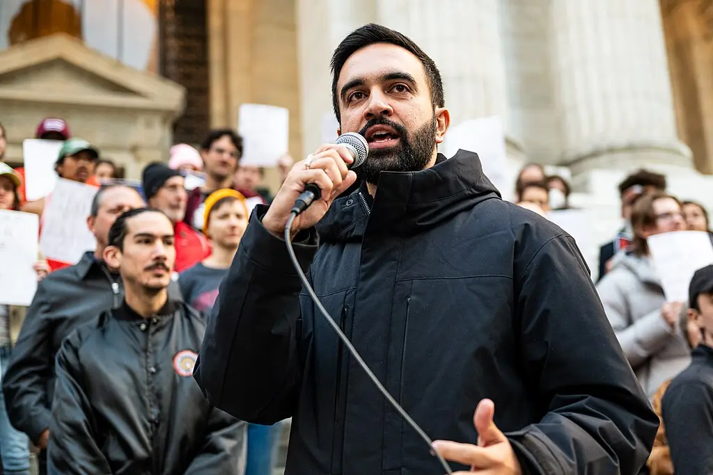Zohran Mamdani, eleito prefeito de Nova York, durante o ato "Resistir ao Fascismo" em outubro de 2024. (Foto: Bingjiefu He / Wikimedia Commons)