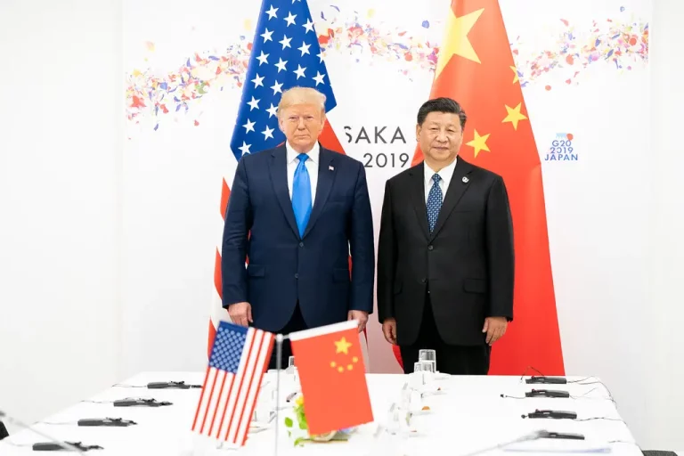 O presidente dos EUA, Donald Trump, e China, Xi Jinping, durante encontro no G20, no Japão, em junho de 2019. (Foto: Shealah Craighead / White House)