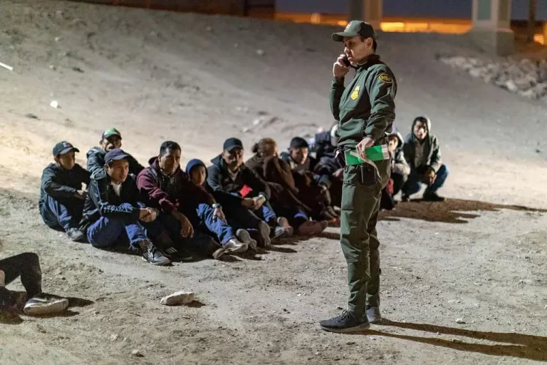 Agente da Patrulha de Fronteiras dos EUA com migrantes detidos em El Paso, no Texas, em março de 2019. (Foto: Mani Albrecht / U.S Customs and Border Protection)
