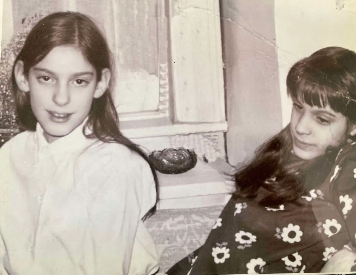 Martha Hodes (à esquerda) e Catherine Hodes sentadas juntas após retornarem a Nova York depois de terem sido mantidas reféns pela FPLP em setembro de 1970. (Foto: Arquivo Pessoal)