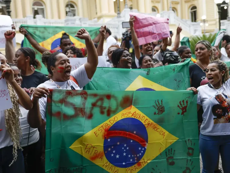 Rio de Janeiro (RJ), 29/10/2025 - Protesto contra a operação policial que deixou mais de 119 pessoas mortas no Complexo da Penha, em frente ao Palácio Guanabara, sede do governo do Estado. (Foto: Fernando Frazão/Agência Brasil)