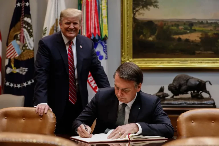 (Washington, DC - EUA 19/03/2019) Presidente da República Jair Bolsonaro assina o livro de visitas da White House. (Foto: Alan Santos/PR)
