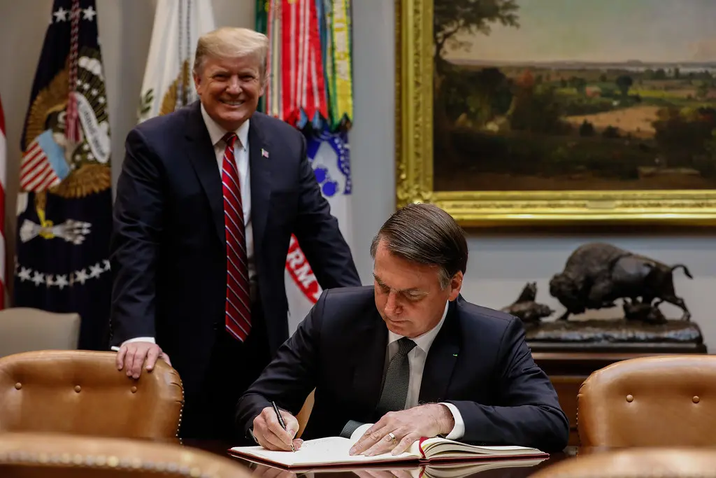 (Washington, DC - EUA 19/03/2019) Presidente da República Jair Bolsonaro assina o livro de visitas da White House. (Foto: Alan Santos/PR)