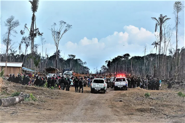 Policiais em ação de despejo em Nova Mutum Paraná, em Rondônia. (Foto: PM Sérgio)