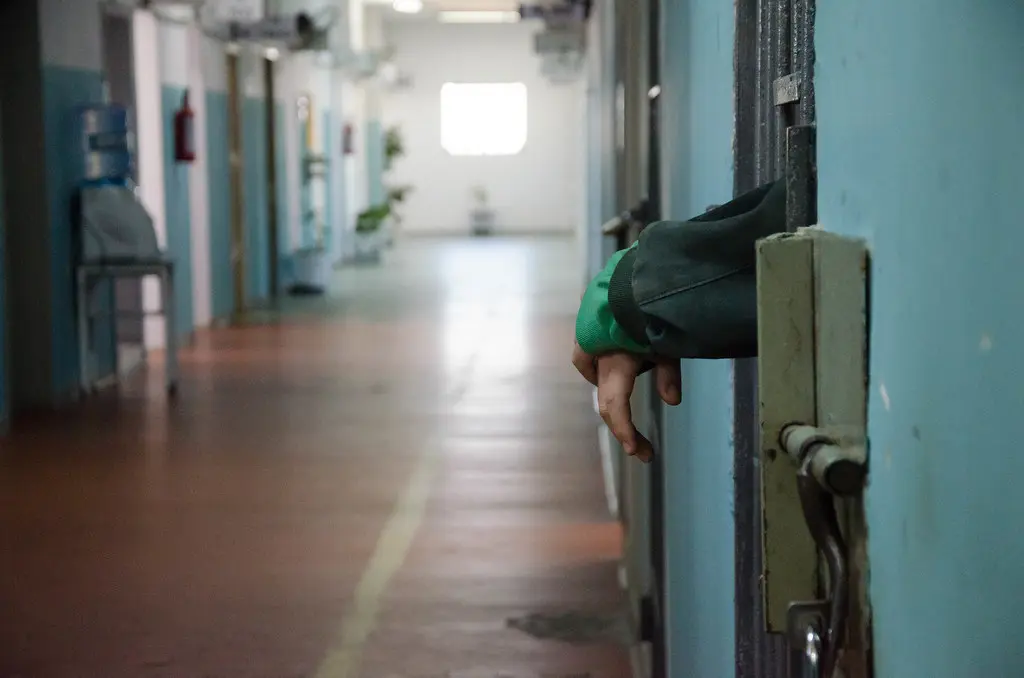 é o crime público não-econômico que muitos consideram perturbador: conflitos cada vez mais violentos e imprevisíveis entre gangues, invasões domiciliares que parecem ter mais do que motivos econômicos, a disseminação implacável de grafites e pixações e assim por diante. (Foto: Juliana Baratojo / Lab J / Flickr)