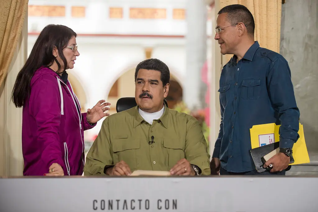 Nicolás Maduro ao lado de sua esposa, a "primeira-combatente" Cilia Flores, e Ernesto Villegas, Ex-ministro das Comunicações e da Informação da Venezuela. (Foto: Eneas de Troya / Flickr)