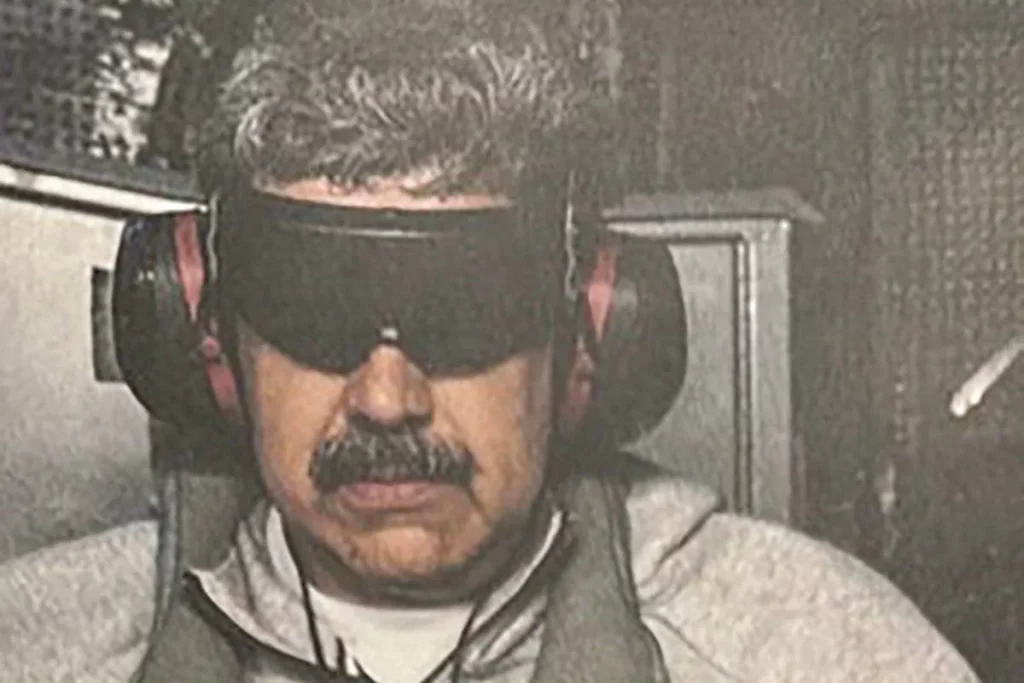 Foto publicada pela Casa Branca mostra Nicolás Maduro sequestrado e vendado. (Foto: Reprodução / White House)