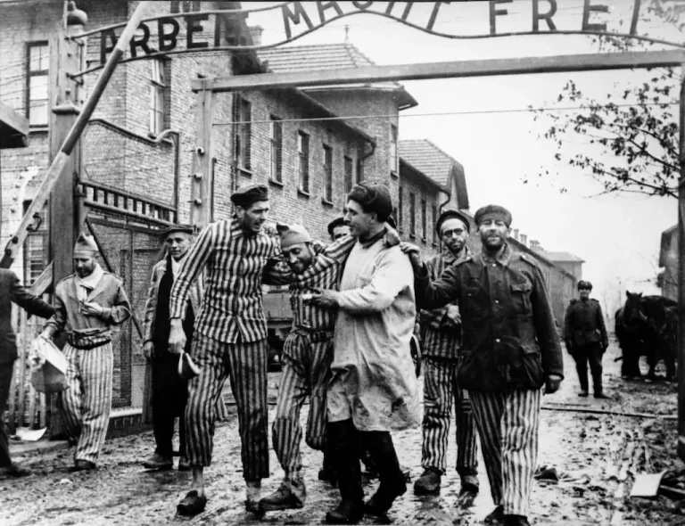Soldados soviéticos com prisioneiros de Auschwitz libertados em janeiro de 1945. (Foto: Autor desconhecido / Domínio Público)
