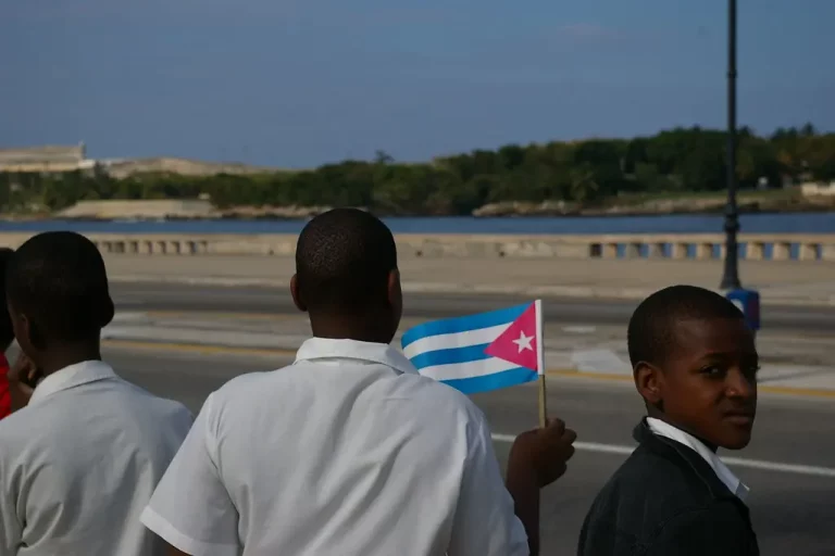 Um menino segura com orgulho a bandeira cubana durante um desfile militar em Havana, Cuba. (Foto: Thomassin Mickaël / Flickr)