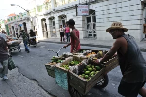 Um vendedor de frutas caminha pelas ruas de Havana, em Cuba. (Foto: Rog01 / Flickr)