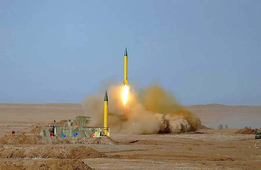 Mísseis iranianos Shahab-1 são disparados durante exercícios militares em 2012. (Foto: Hossein Velayati / ypa.ir / Wikimedia Commons)