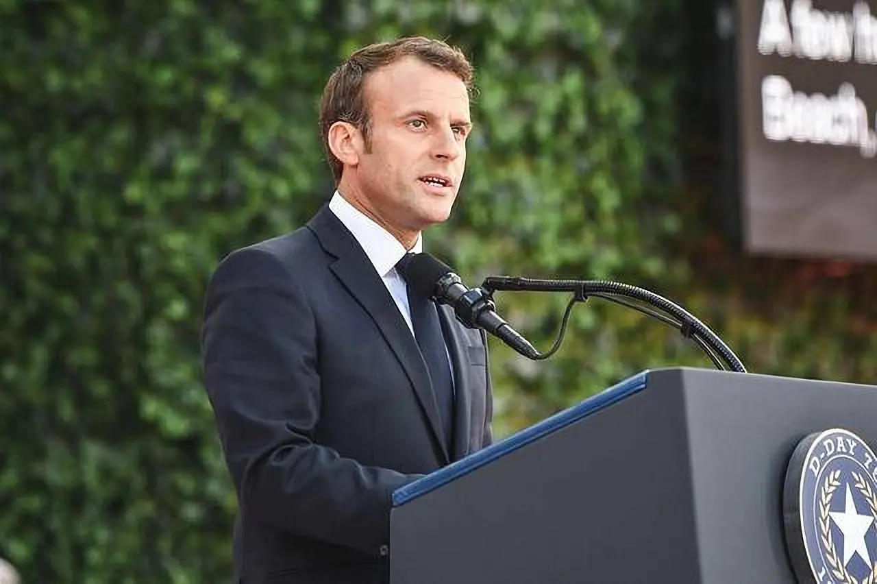 O presidente Emmanuel Macron, da França, discursa na cerimônia do 75º aniversário do Dia D, no Cemitério e Memorial Americano da Normandia, em Colleville-sur-Mer, França, em 6 de junho de 2019. (Foto: Defense Visual Information Distribution Service / NARA)