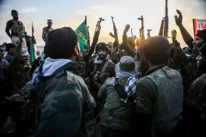 Membros da Organização Badr durante operação para libertar a cidade de Tal Afar, durante a guerra contra o Estado Islâmico em julho de 2014. (Foto: Mohammad Hossein Velayati / FARS / Wikimedia Commons)