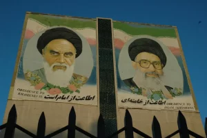 Durante anos, a postura convencional em Washington e Tel Aviv sustentava que o Irã poderia ser contido por meio de uma combinação de estrangulamento econômico e assassinatos seletivos – uma estratégia de “decapitação” destinada a desmantelar a estrutura de comando da República Islâmica sem desencadear uma guerra em grande escala. (Foto: american_rugbier / Flickr)