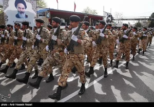 Soldados do Exército da República Islâmica do Irã durante desfile em 2019. (Foto: Amir Hossein Nazari / Tasnim)